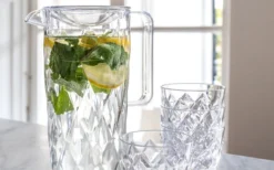 Koziol Crystal Kanne 1,6 Liter Inkl. Deckel Und 4 Becher